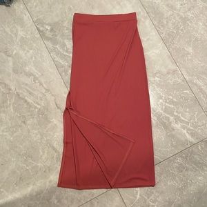 Ribbed maxi skirt with slit